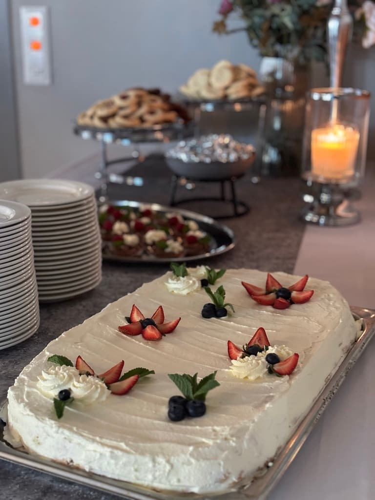 Berry layer cake